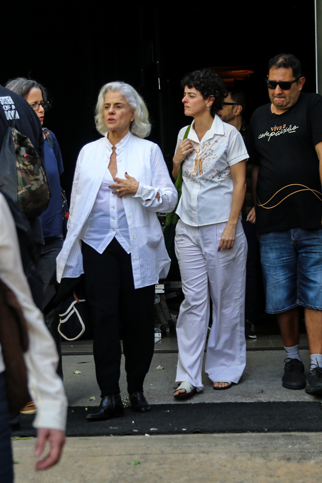 Marieta Severo é fotografada após o velório do marido, Aderbal Freire-Filho