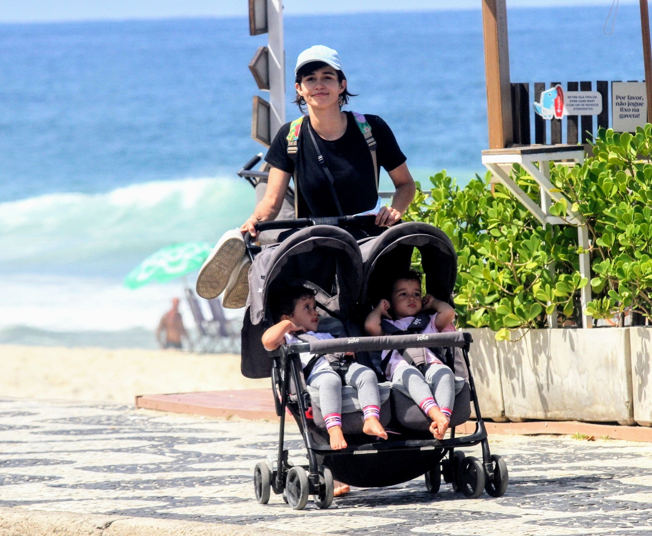 Nanda Costas com as filhas gêmeas