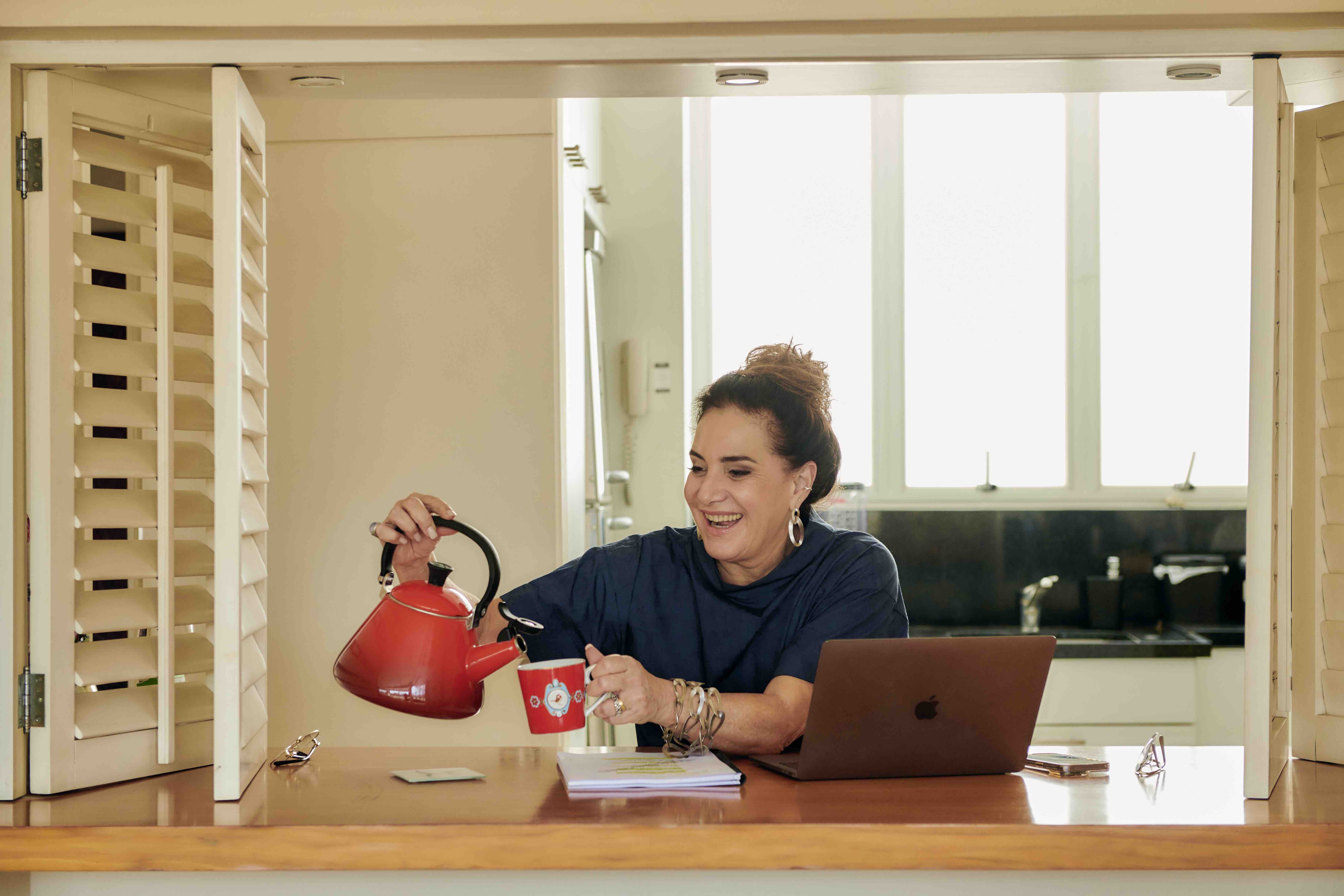 Totia Mireles abre seu apartamento no Rio