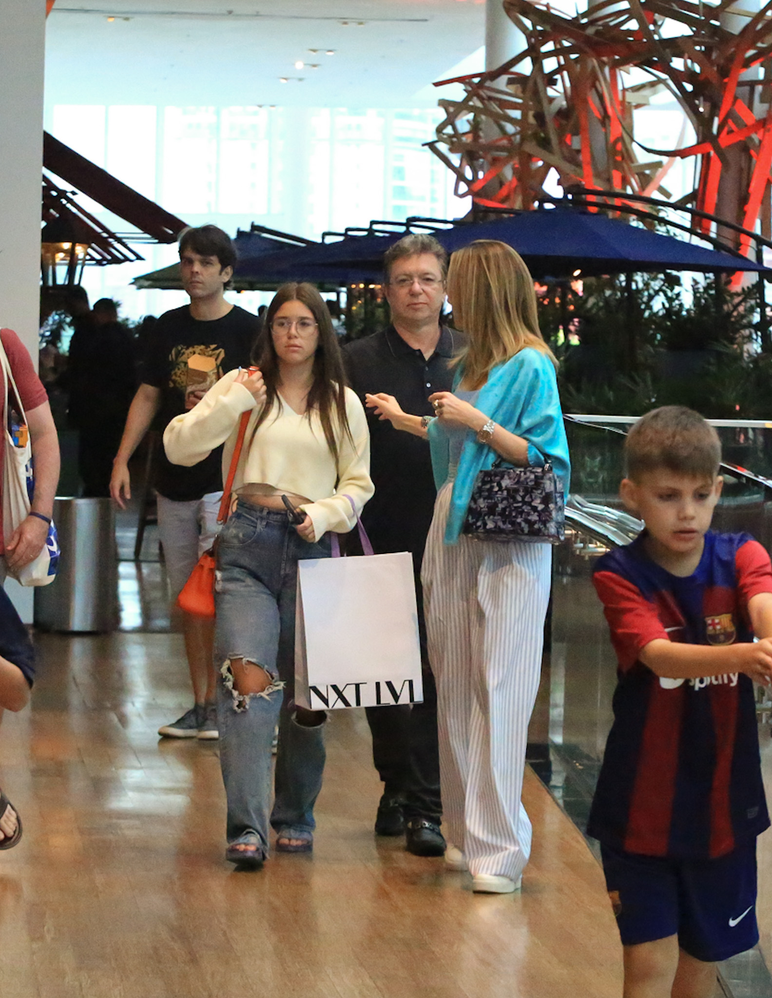 Ana Furtado e Boninho fazem compras