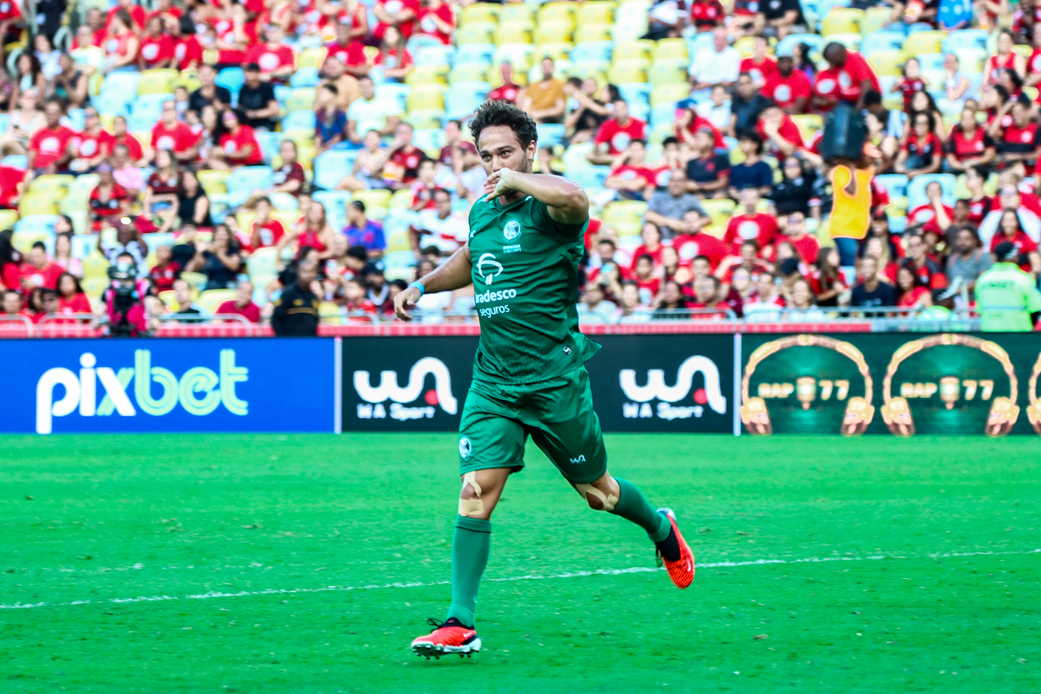 André Luiz Frambach dedica gol em partida de futebol para Larissa Manoela