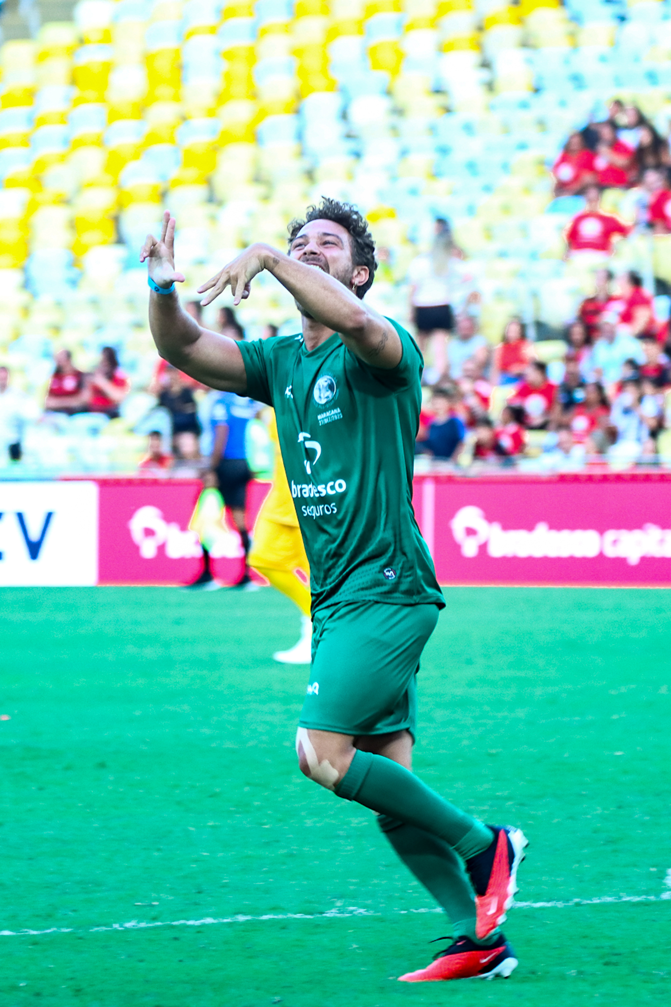 André Luiz Frambach dedica gol em partida de futebol para Larissa Manoela