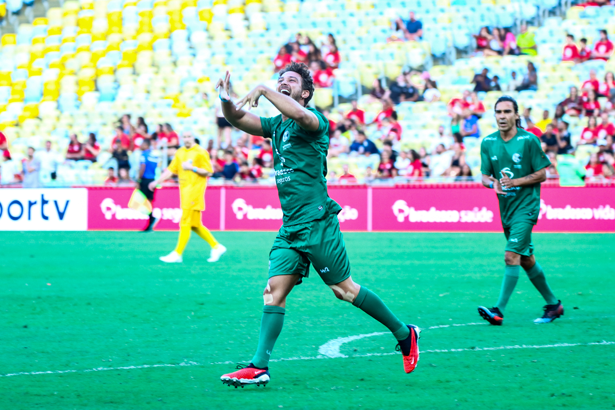 André Luiz Frambach dedica gol em partida de futebol para Larissa Manoela