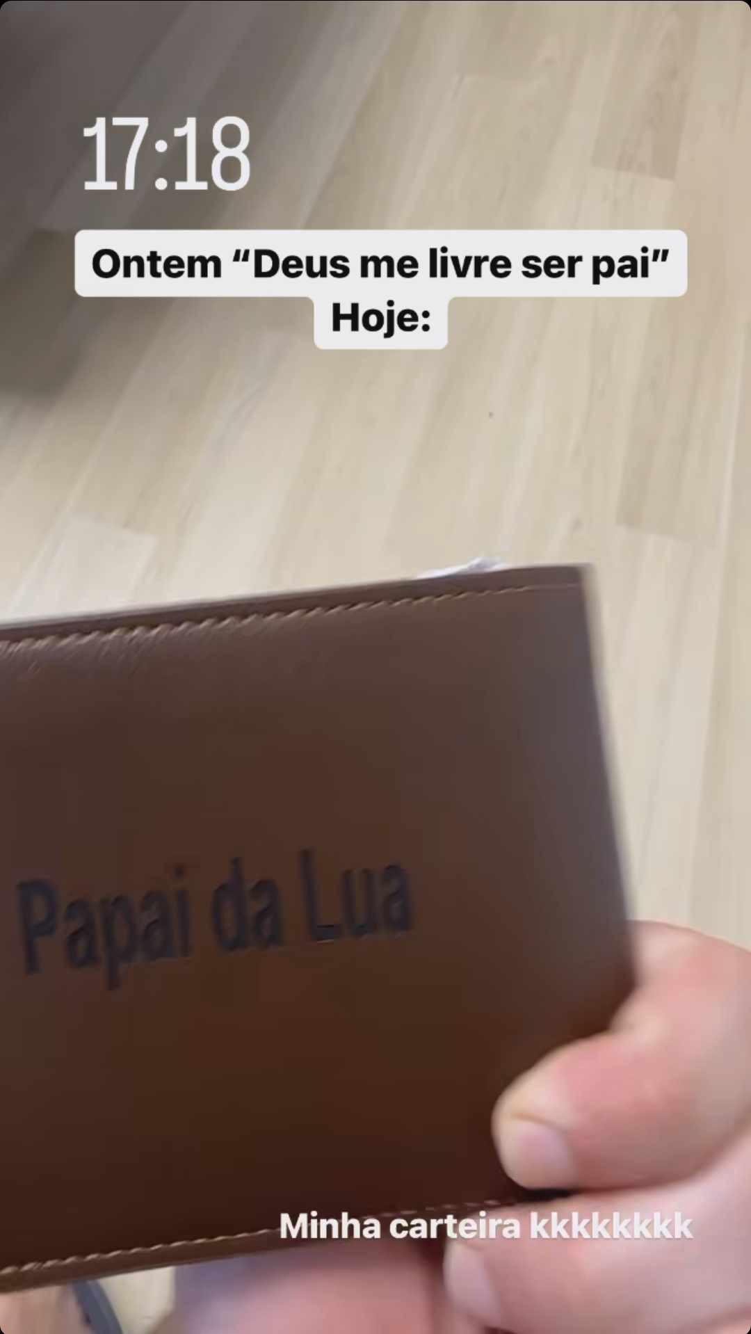 Eliezer mostra seu lado 'papai babão' com acessório personalizado