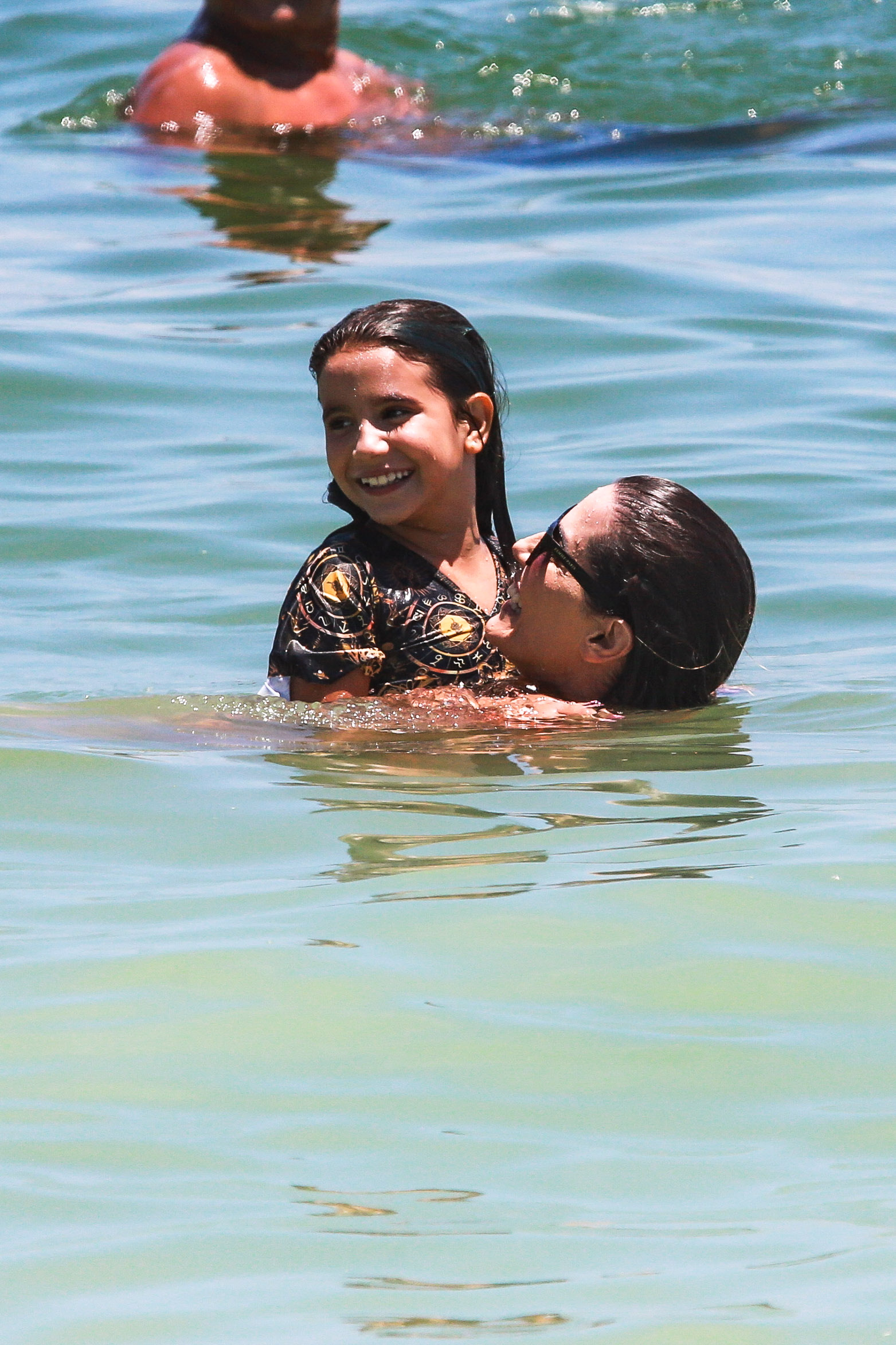 Deborah Secco curte dia na praia com a filha, Maria Flor