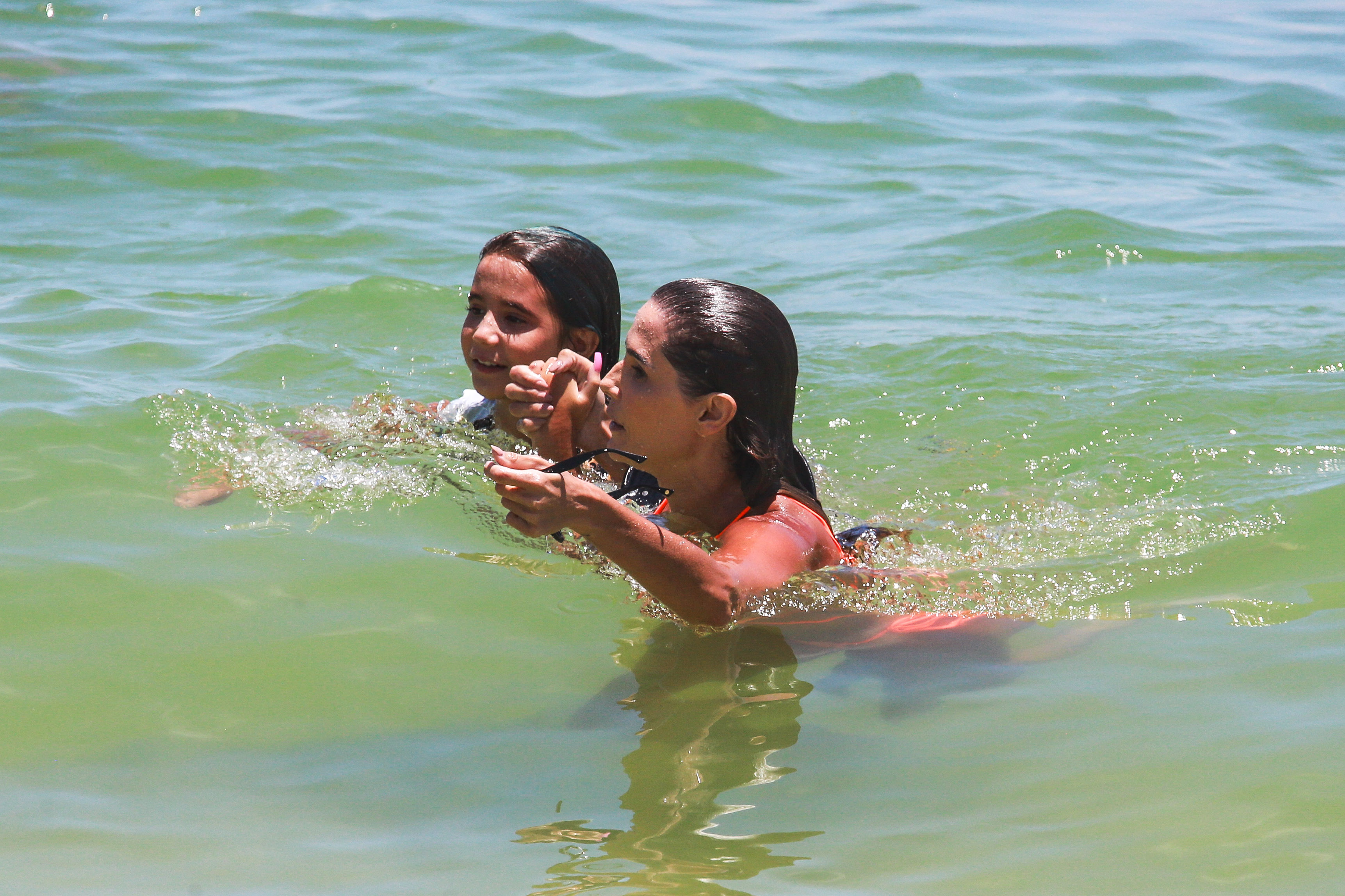 Deborah Secco curte dia na praia com a filha, Maria Flor