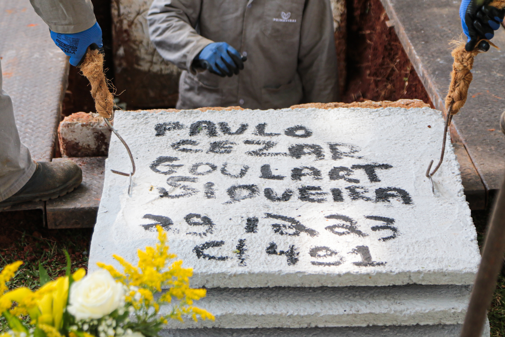 Corpo de PC Siqueira é sepultado com a presença da família e dos amigos