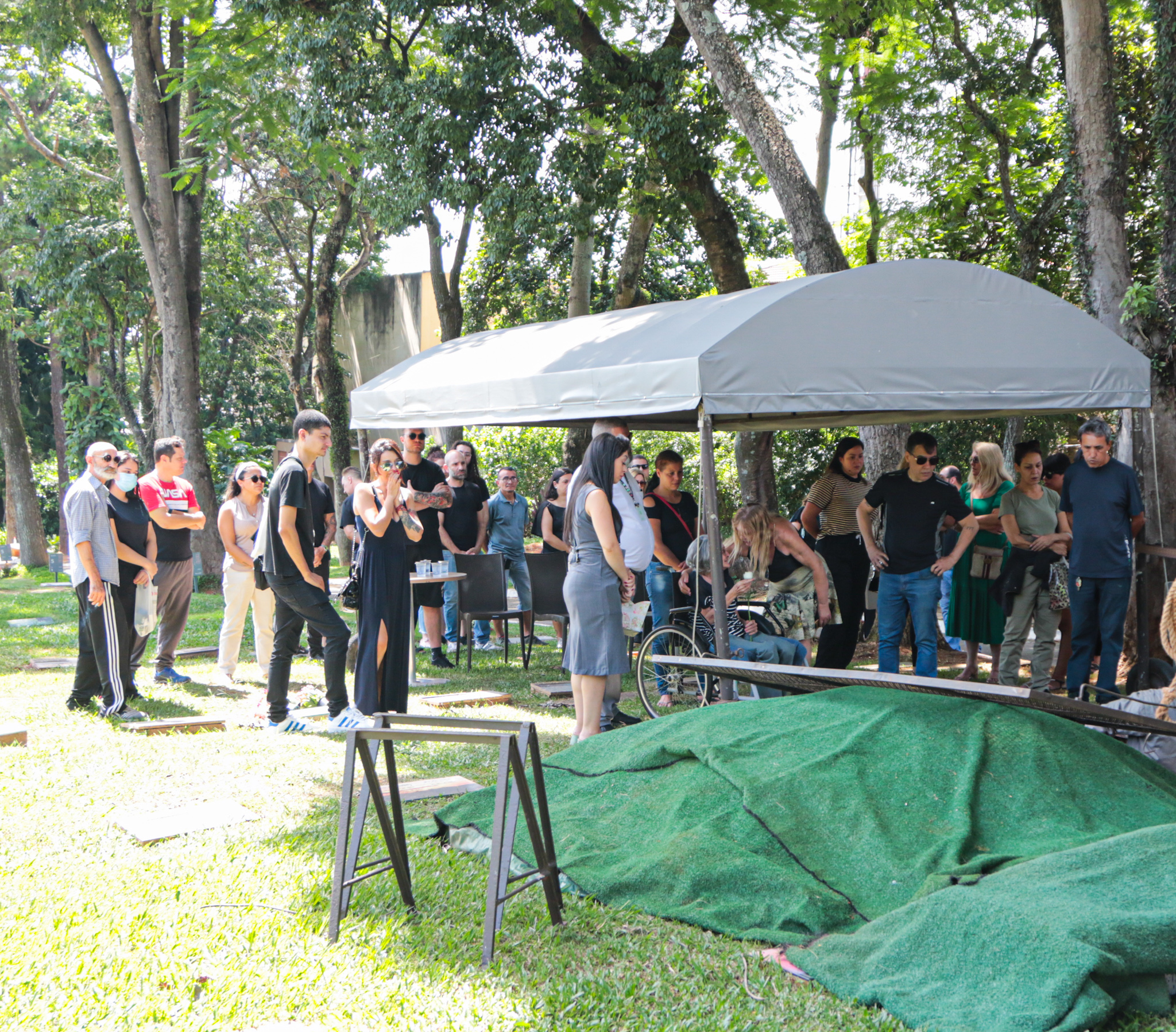 Corpo de PC Siqueira é sepultado com a presença da família e dos amigos