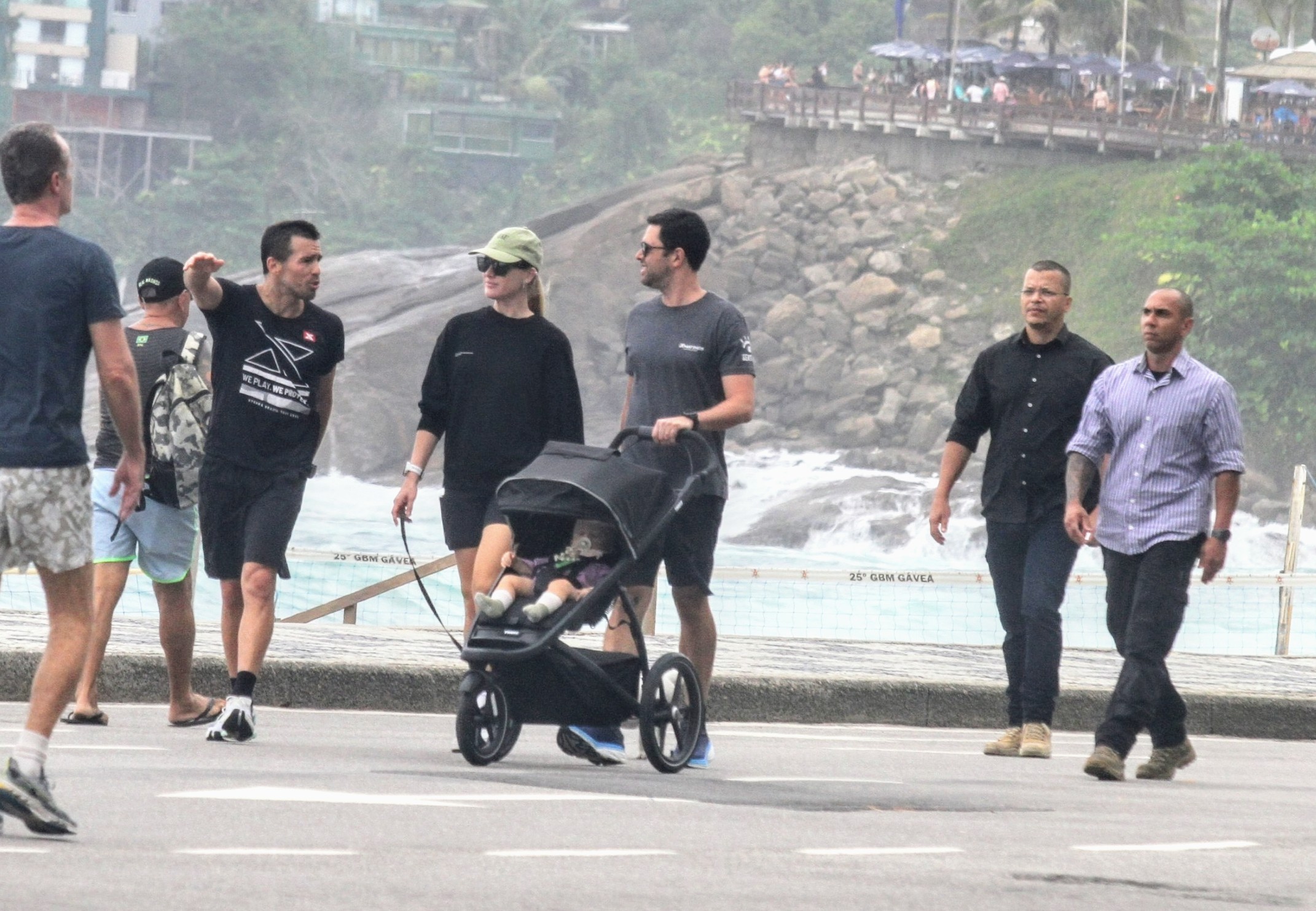 Fiorella Mattheis curte passeio com o marido e o filho