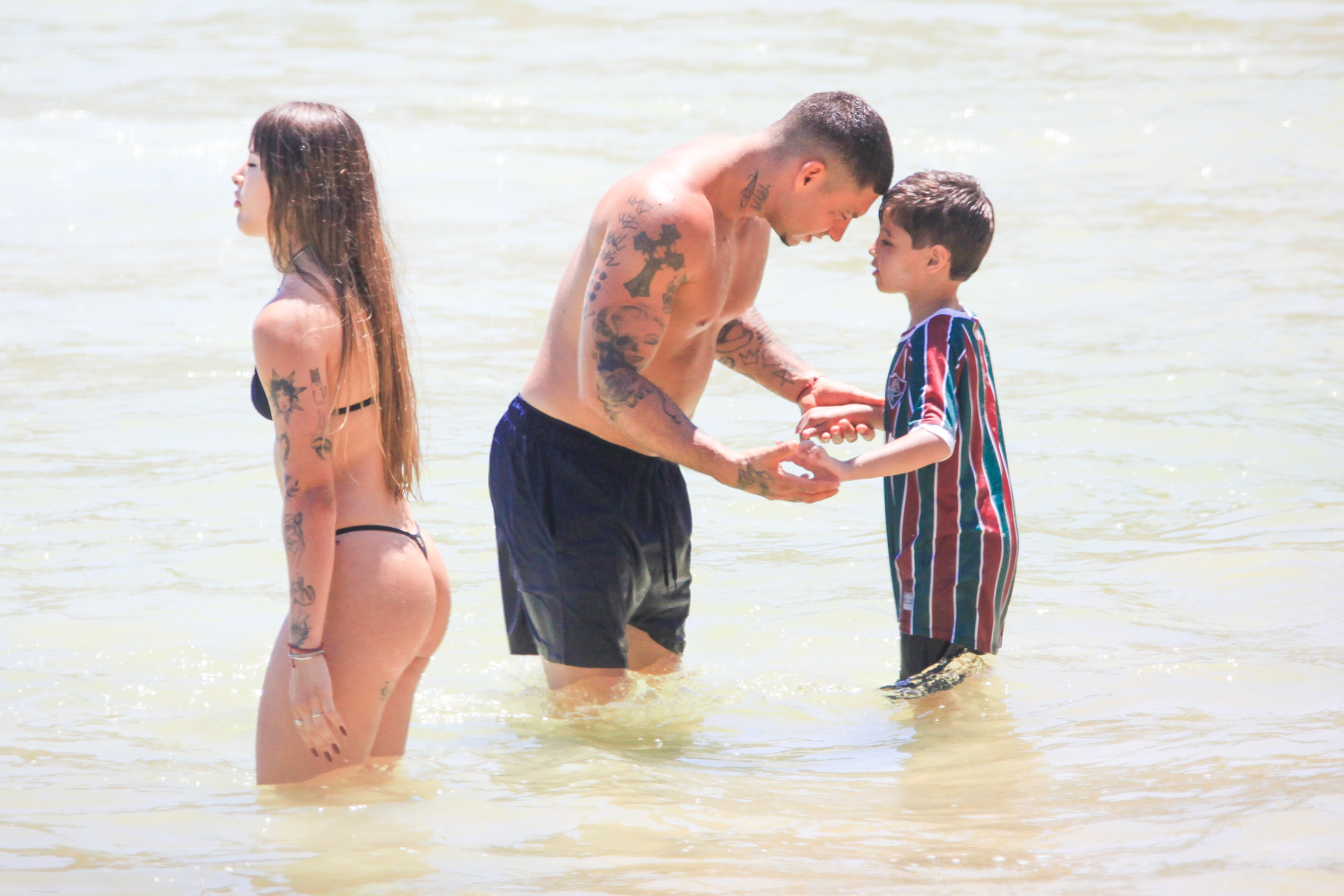 Filipe Ret e a Agatha Sá elevam a temperatura com romance na praia - Foto Fabrício Pioyani/Agnews