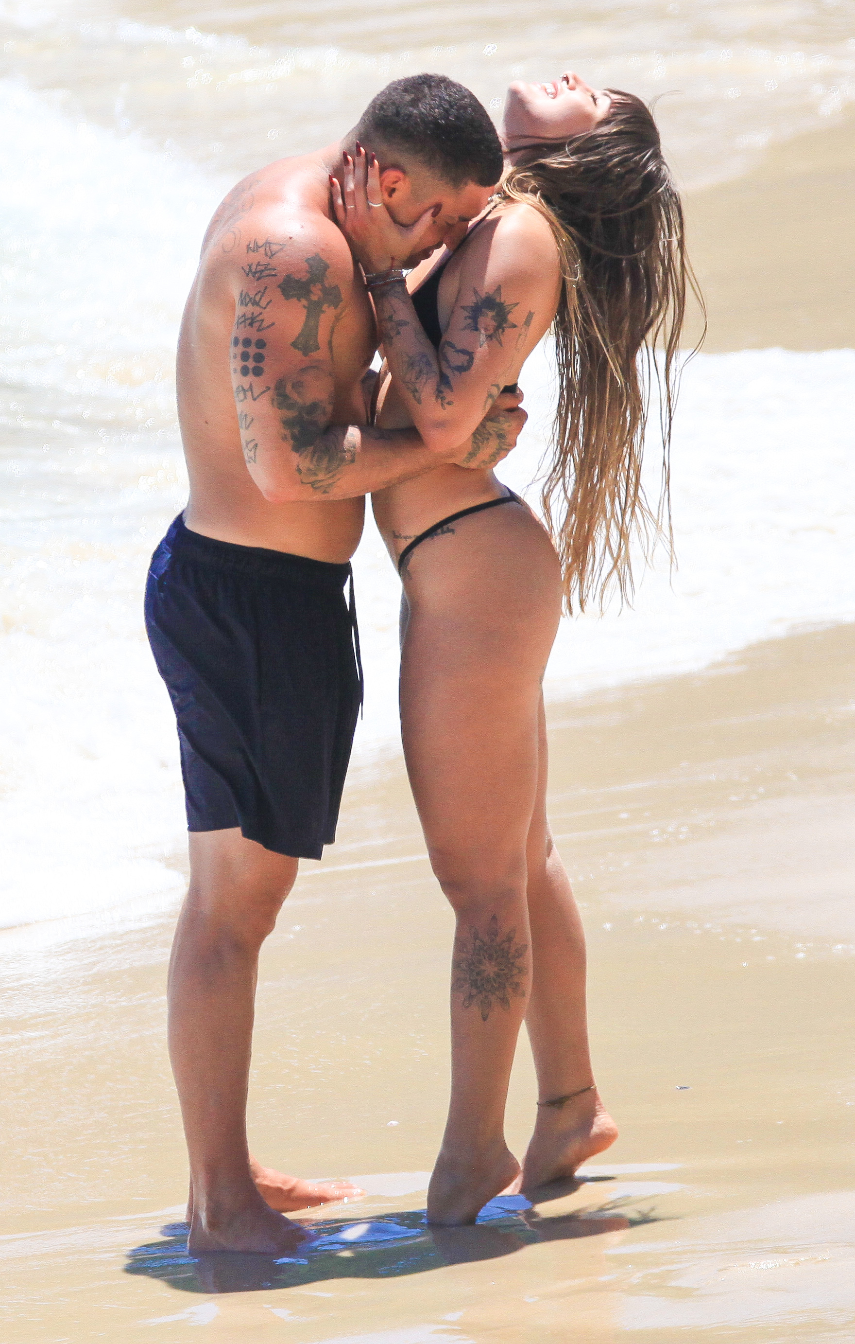 Filipe Ret e a Agatha Sá elevam a temperatura com romance na praia - Foto Fabrício Pioyani/Agnews