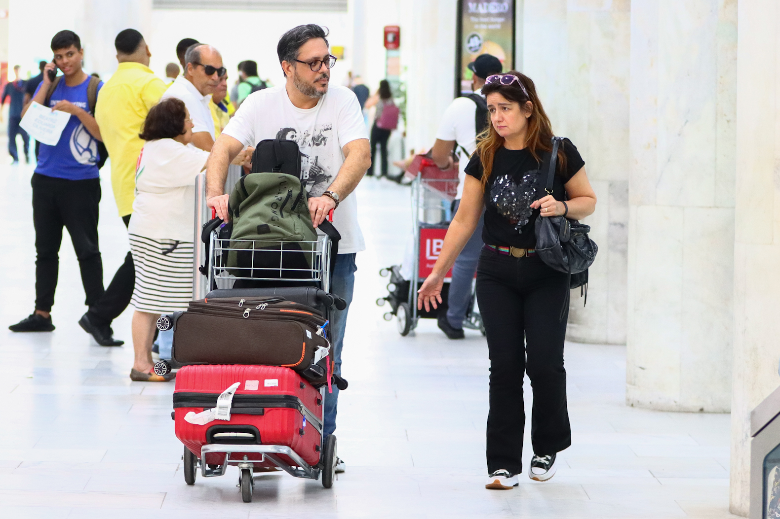 Lucio Mauro Filho é flagrado no aeroporto com a esposa, Cíntia Oliveira