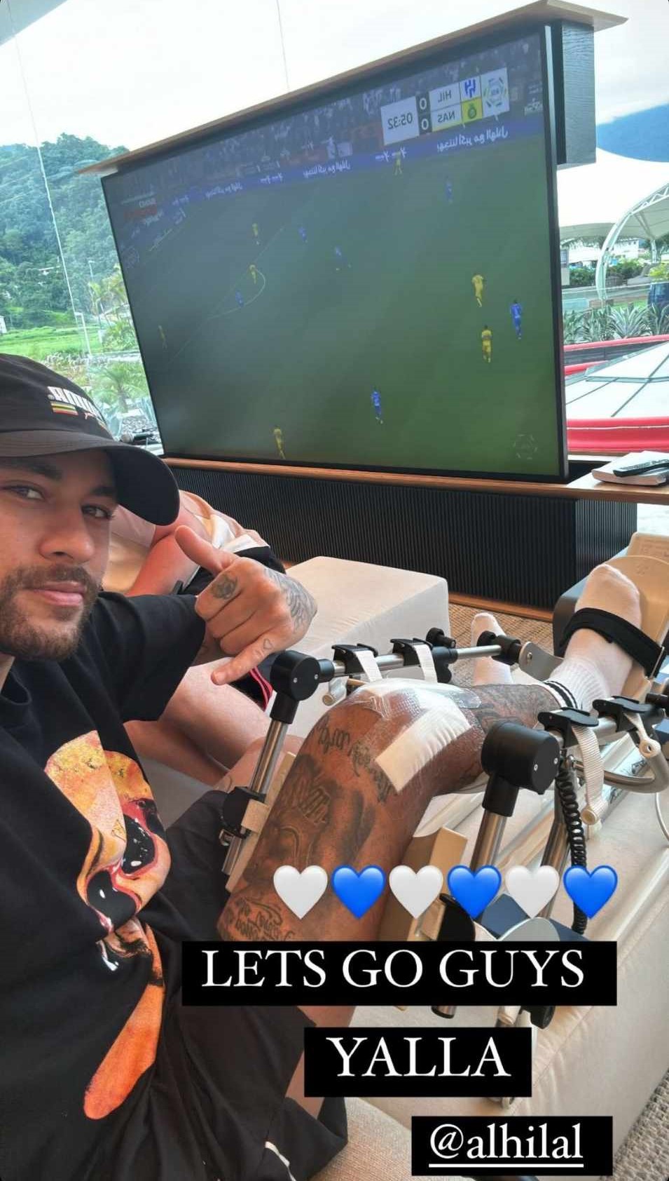 Afastado dos campos, Neymar Jr assiste jogo de seu time em casa