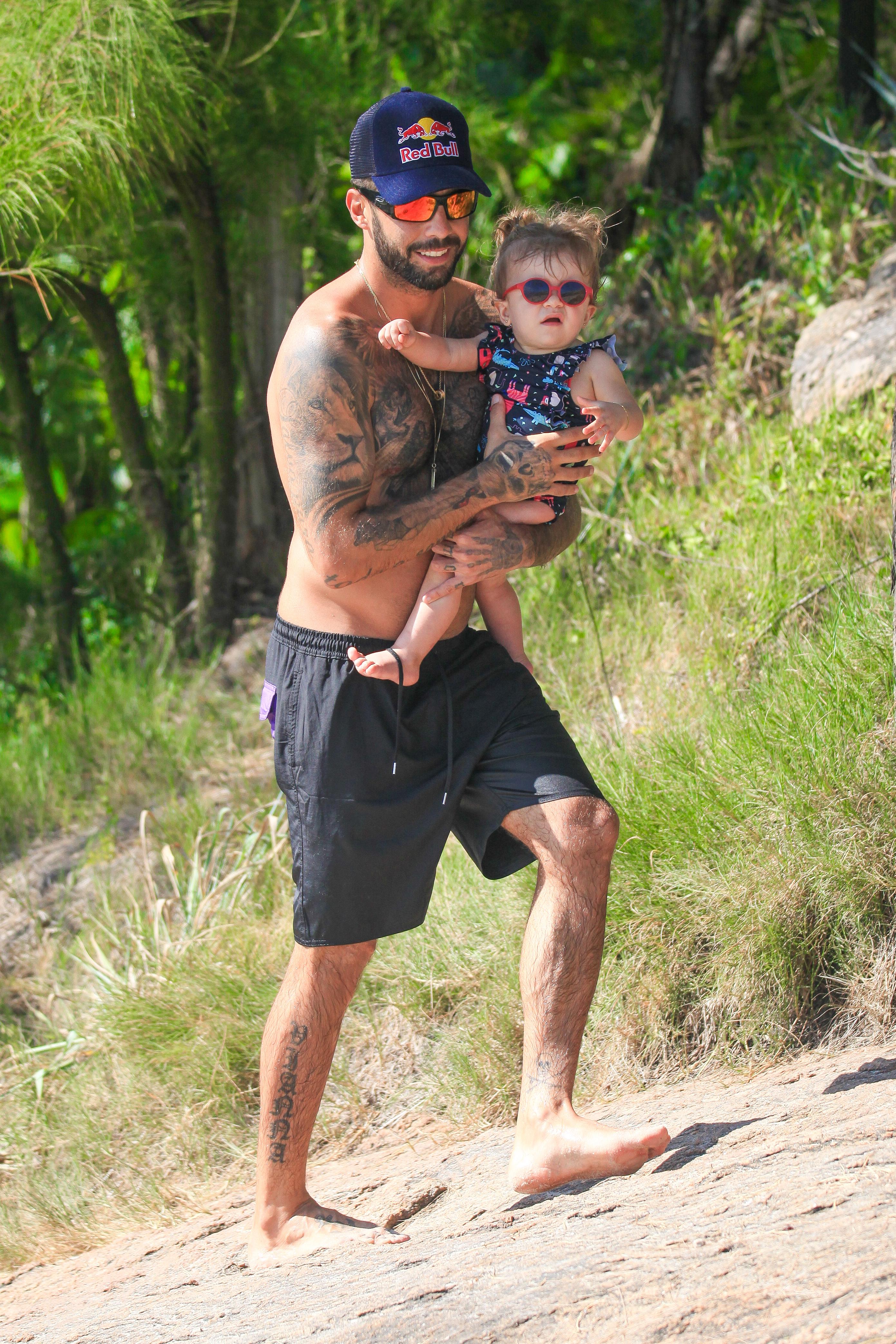 Pedro Scooby curte dia na praia com a filha e a esposa