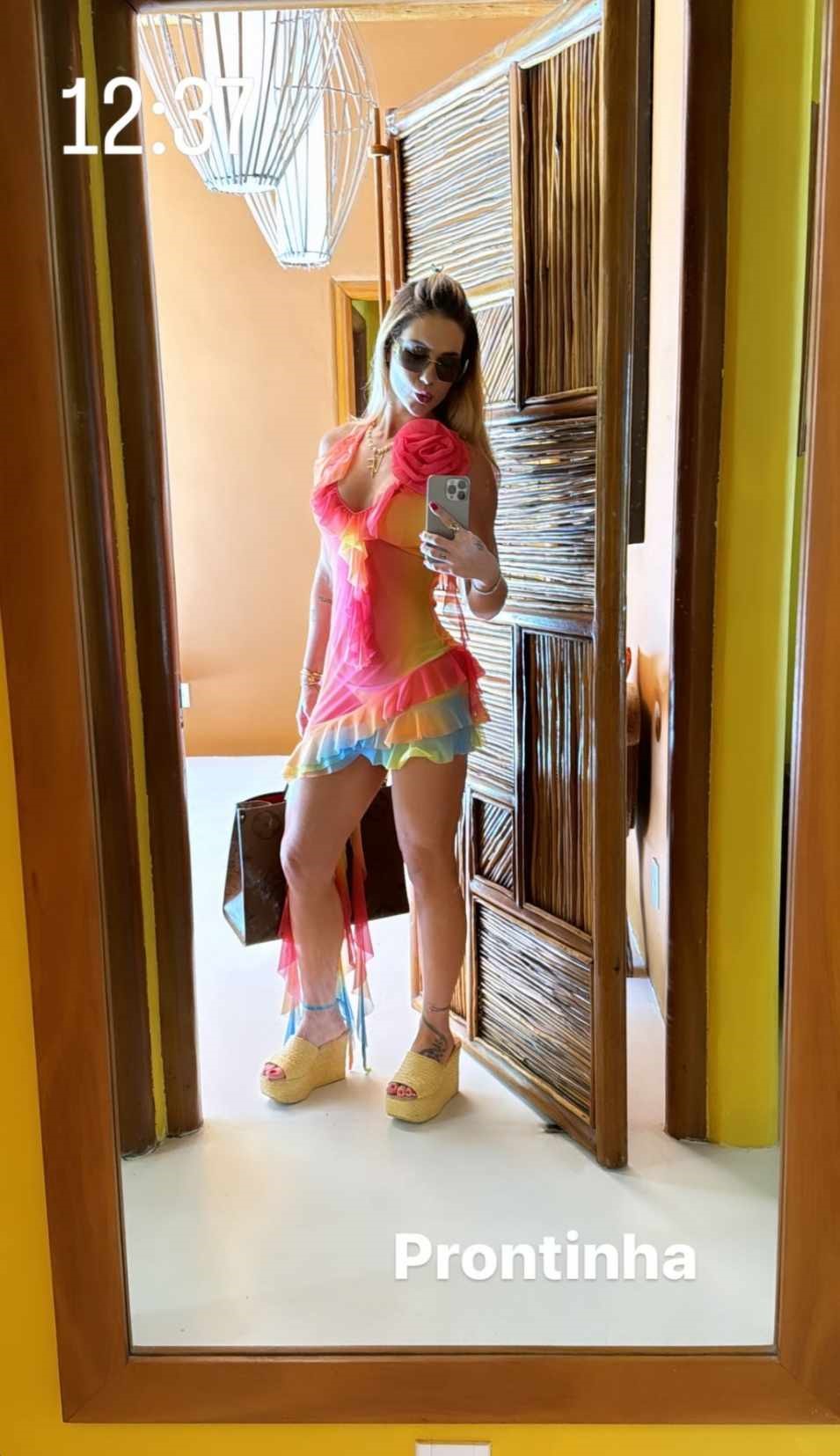 Virginia Fonseca aproveita dia de praia em família com look ousado