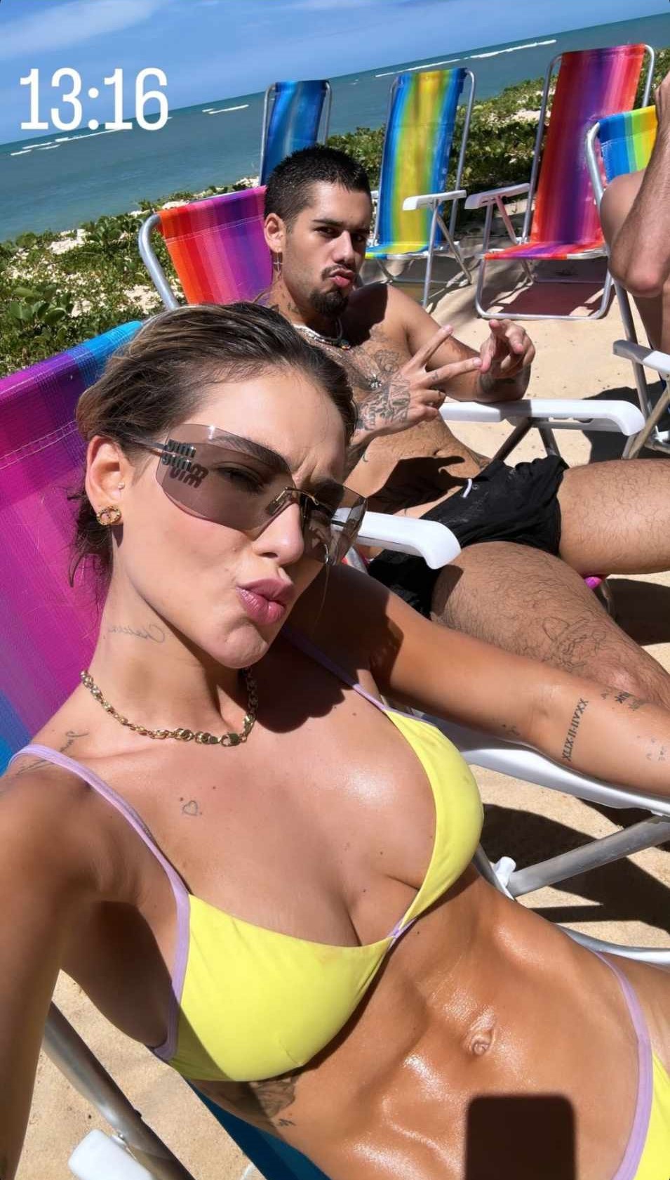 Virginia Fonseca aproveita dia de praia em família com look ousado