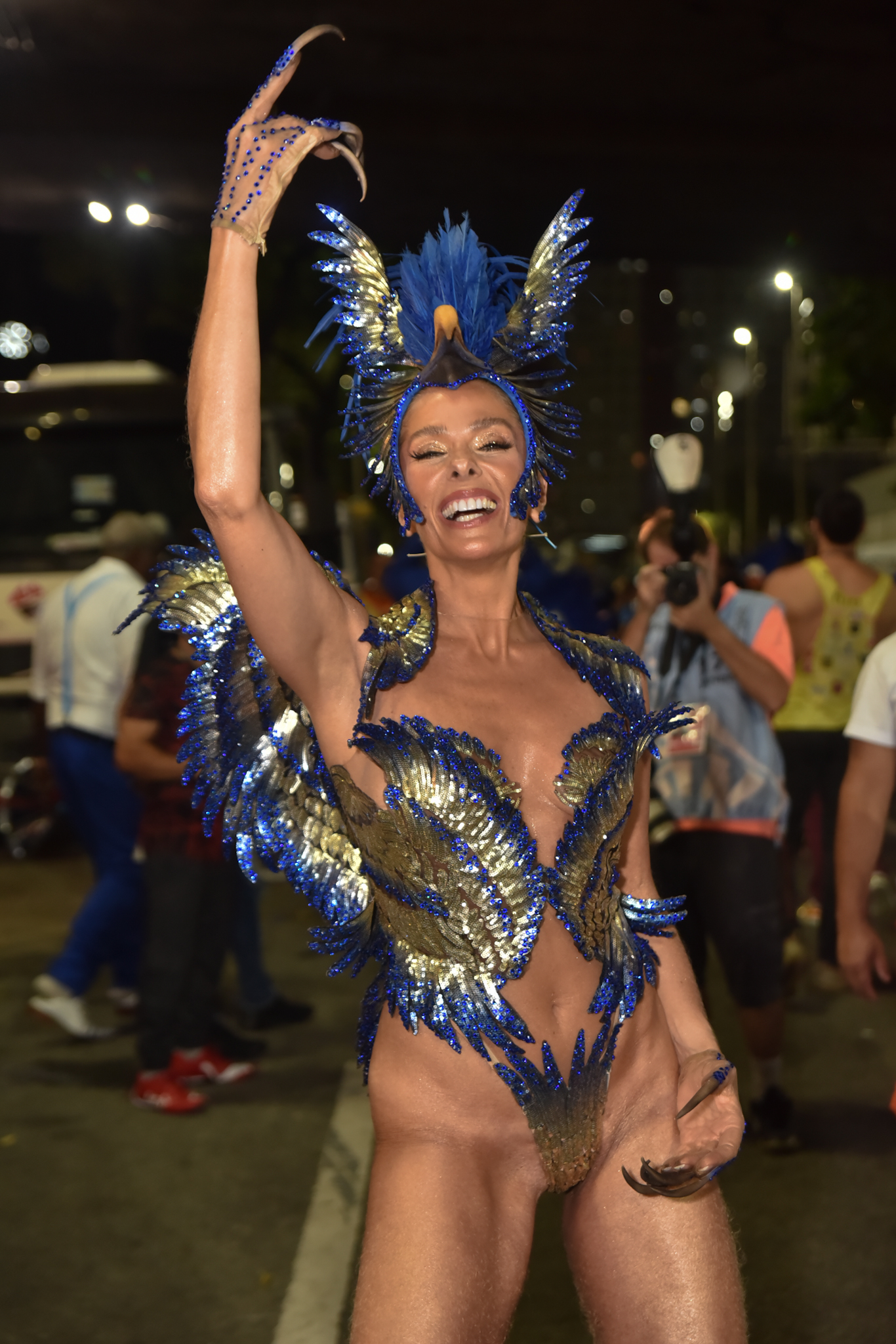 Adriane Galisteu desfila na Sapucaí