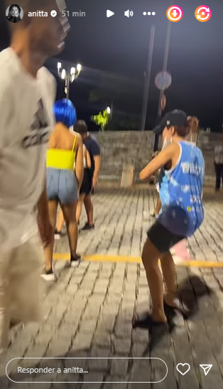 Anitta curte Carnaval pelas ruas de Salvador