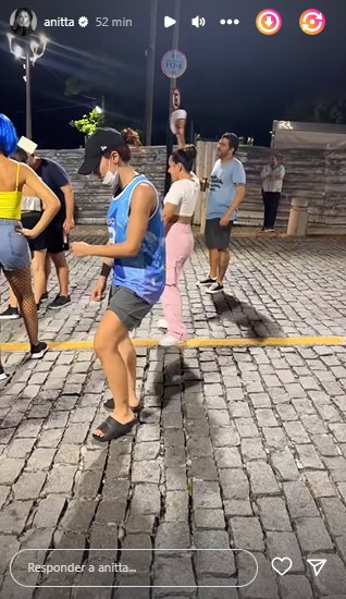 Anitta curte Carnaval pelas ruas de Salvador