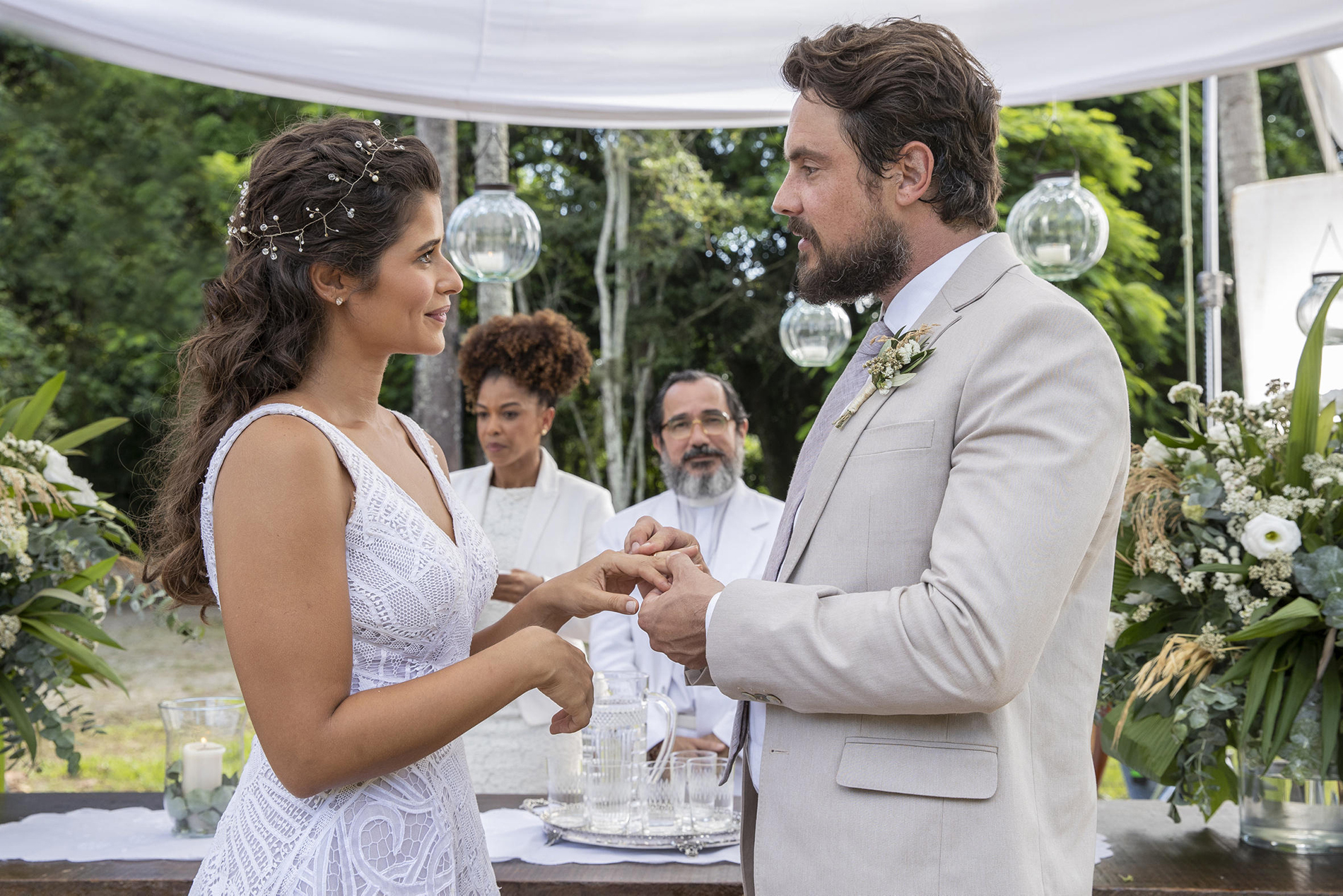 Casamento de José (Sergio Guizé) e Candoca (Isadora Cruz) na novela 'Mar do Sertão'