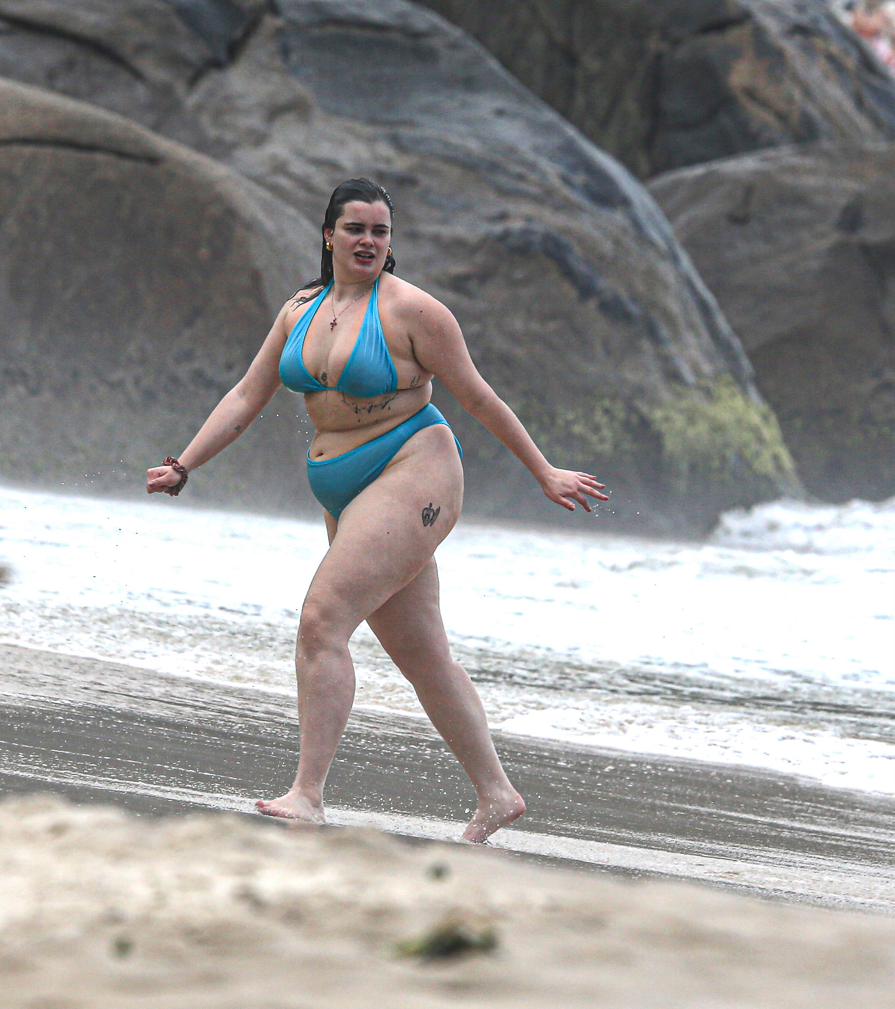 Barbie Ferreira em praia no Rio de Janeiro