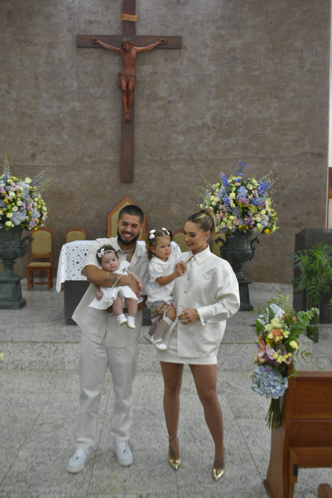 Virginia Fonseca e Zé Felipe comemoram o batizado das filhas, Maria Flor e Maria Alice