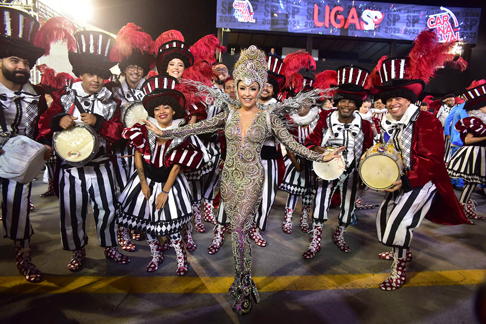 Carla Diaz e Felipe Becari nos bastidores do desfile da escola de samba Estrela do Terceiro Milênio