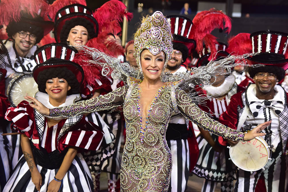 Carla Diaz e Felipe Becari nos bastidores do desfile da escola de samba Estrela do Terceiro Milênio