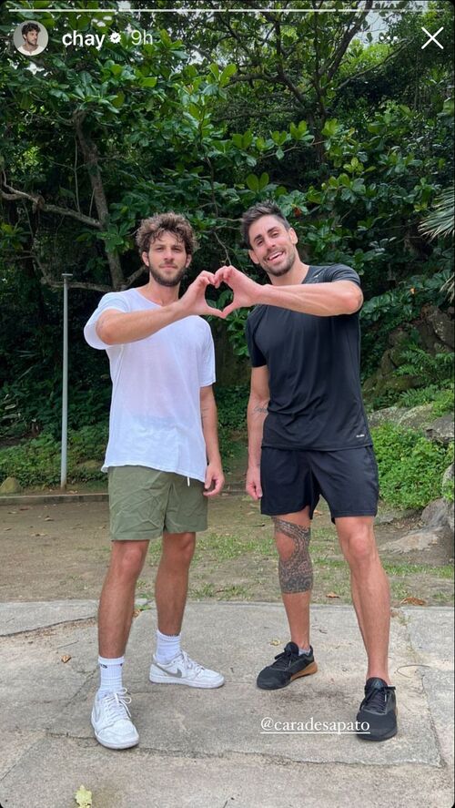 Depois de comemorar, o artista compartilhou uma foto com o amigo em que os dois apareciam fazendo um coração com as mãos em roupas atléticas. 