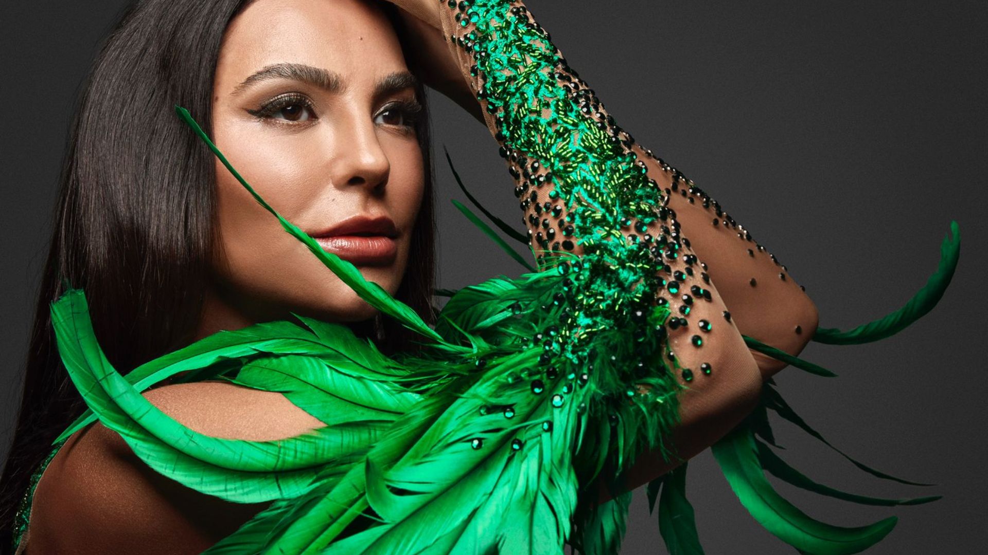 Cíntia Chagas em vestido verde para Carnaval