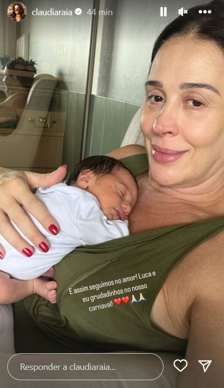 Claudia Raia mostra selfie com Luca, seu filho recém-nascido