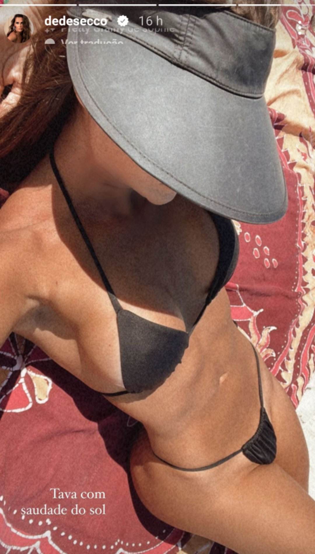 Deborah Secco de biquíni tomando sol