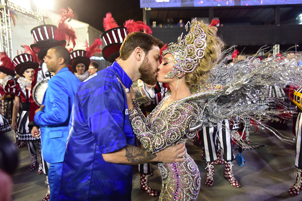 Carla Diaz e Felipe Becari nos bastidores do desfile da escola de samba Estrela do Terceiro Milênio