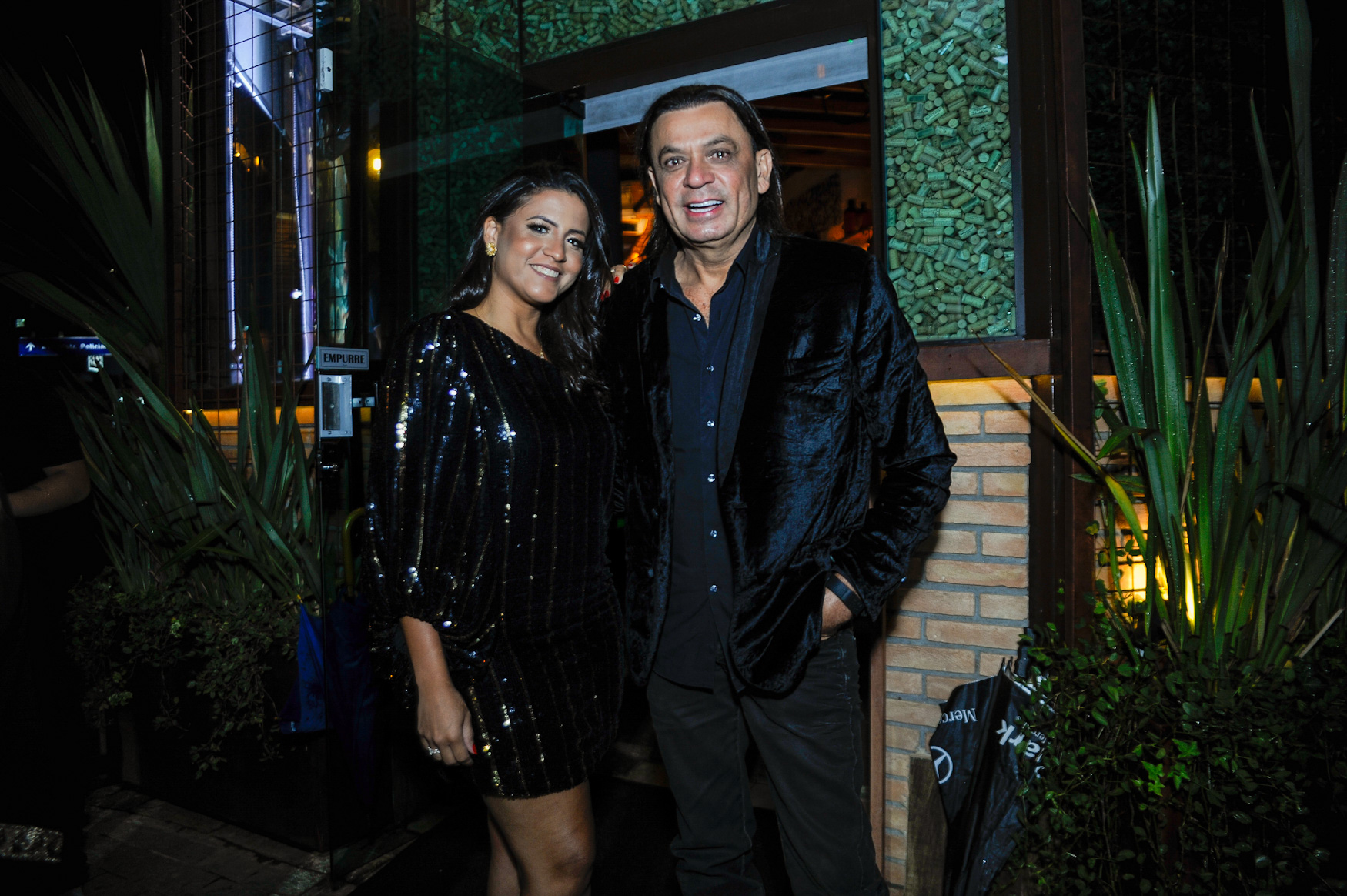 Frank Aguiar curte a companhia da esposa, Caroline Aguiar, em evento