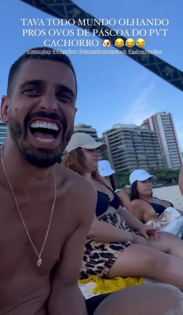 Gabriel Medina e Gabriela Versiani curtem praia juntos