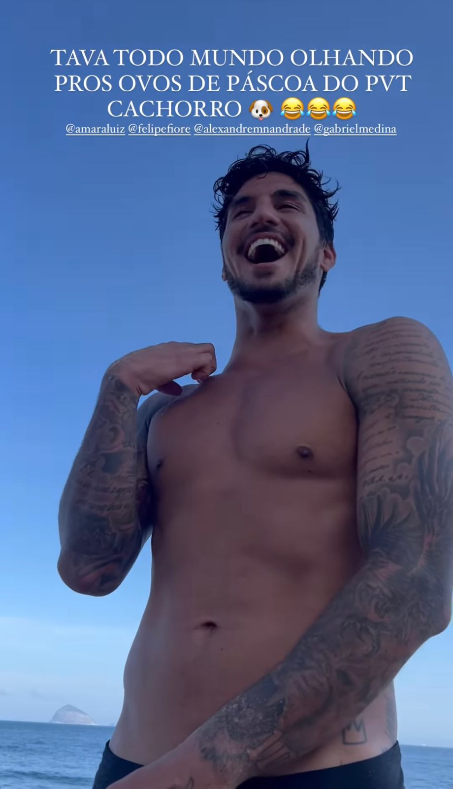 Gabriel Medina e Gabriela Versiani curtem praia juntos