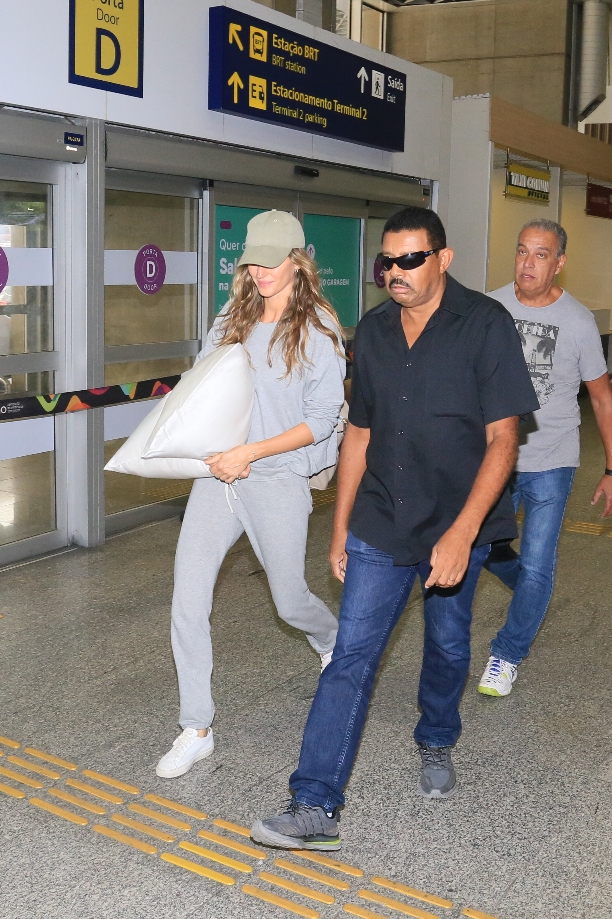 Gisele Bündchen em um aeroporto no Rio de Janeiro