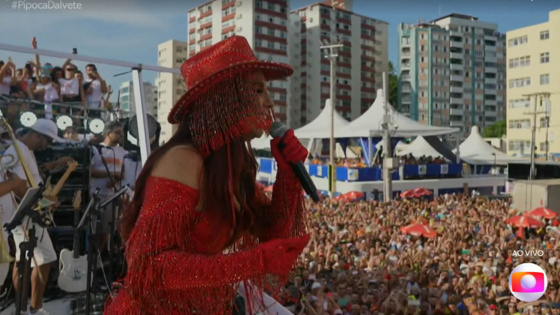 Ivete Sangalo no trio elétrico em Salvador