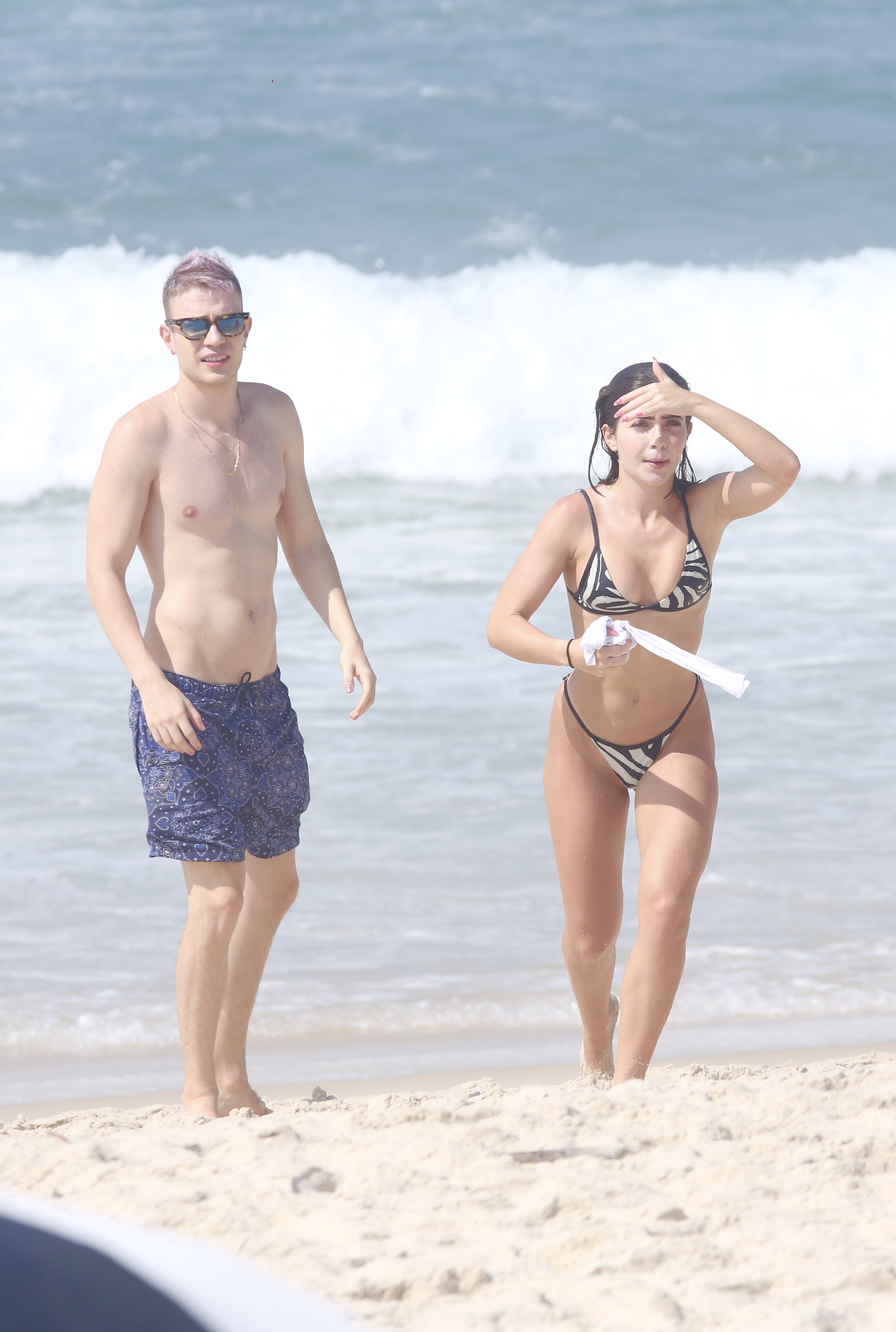 Leo Picon e Jade Picon curtem dia na praia