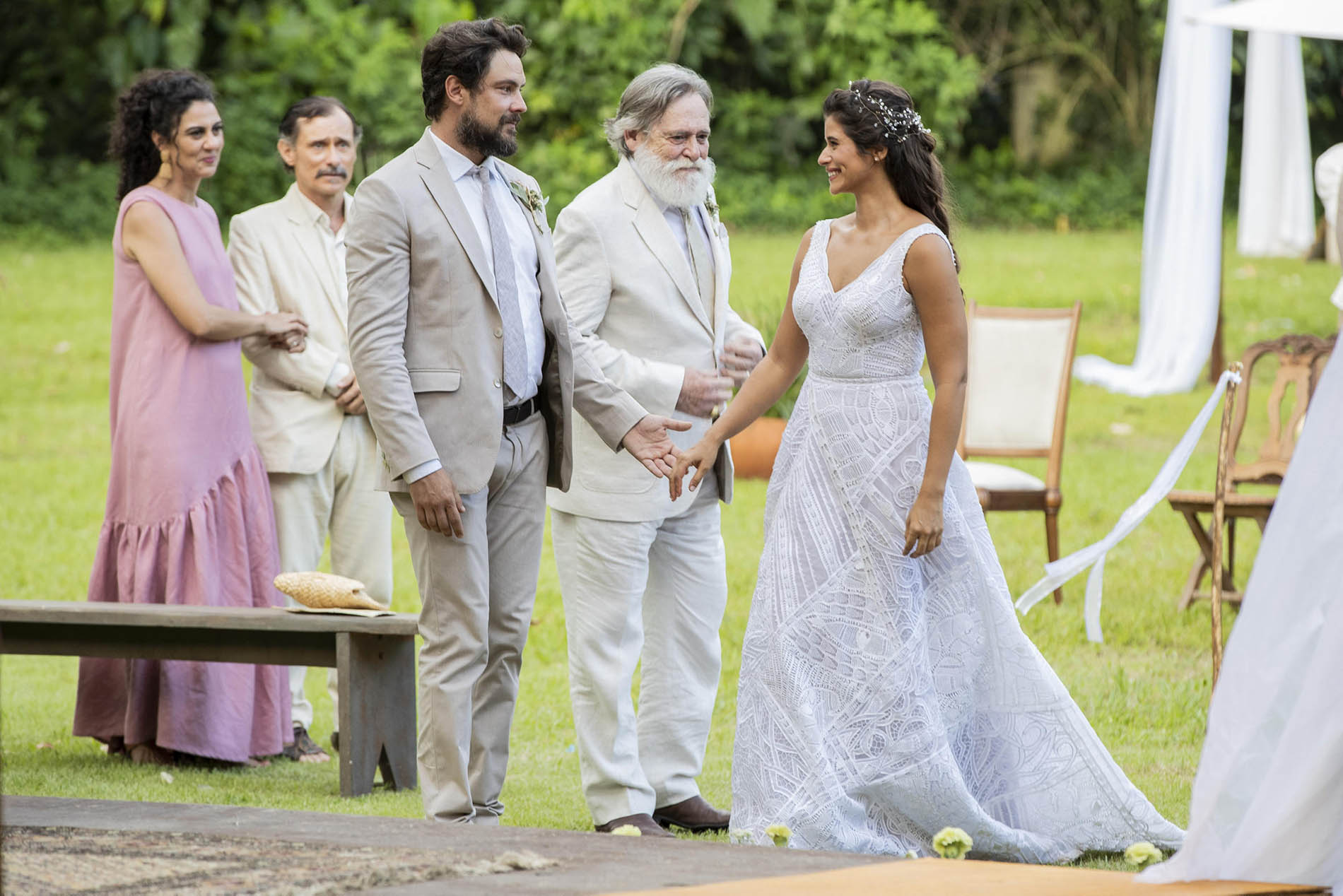 Casamento de José (Sergio Guizé) e Candoca (Isadora Cruz) na novela 'Mar do Sertão'