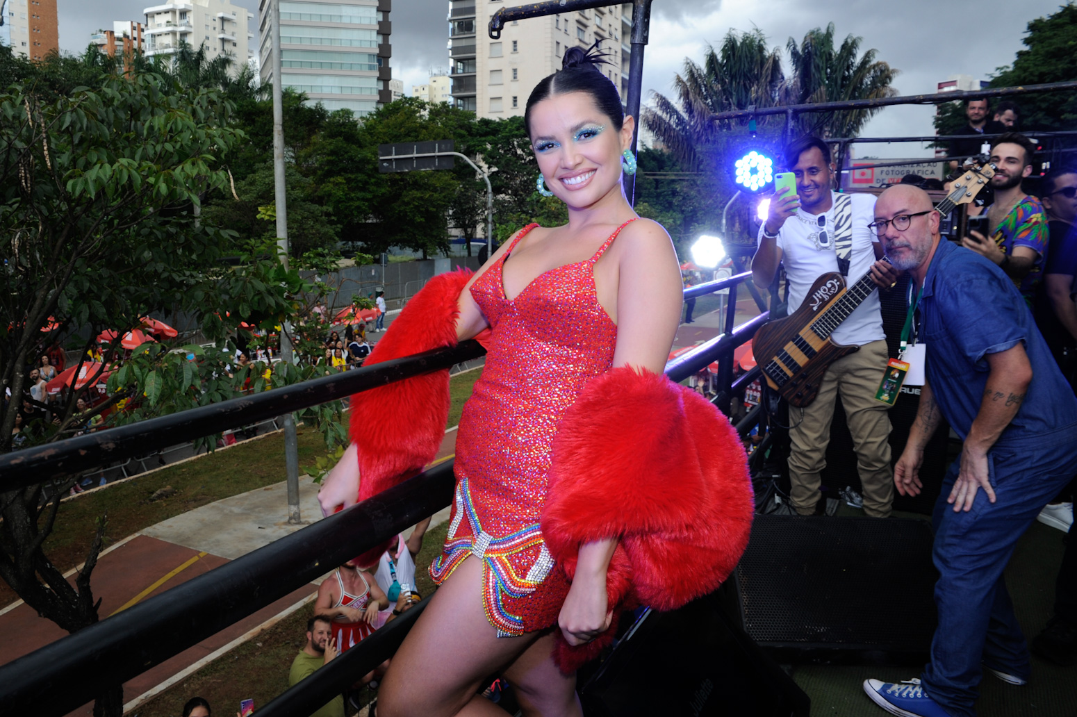 Juliette Freire anima bloco de carnaval em São Paulo