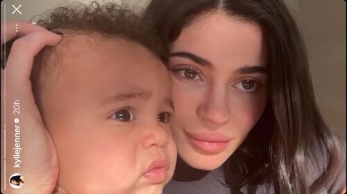 Kylie Jenner enche a web de fofura ao surgir em vídeos com seu filho Aire no colo 