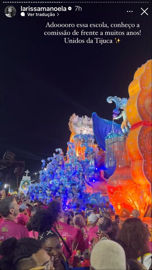 Em seguida, a protagonista da novela “Além da Ilusão” publicou uma foto do desfile da Unidos da Tijuca, e escreveu: “Adoro essa escola, conheço a comissão de frente a muitos anos”.