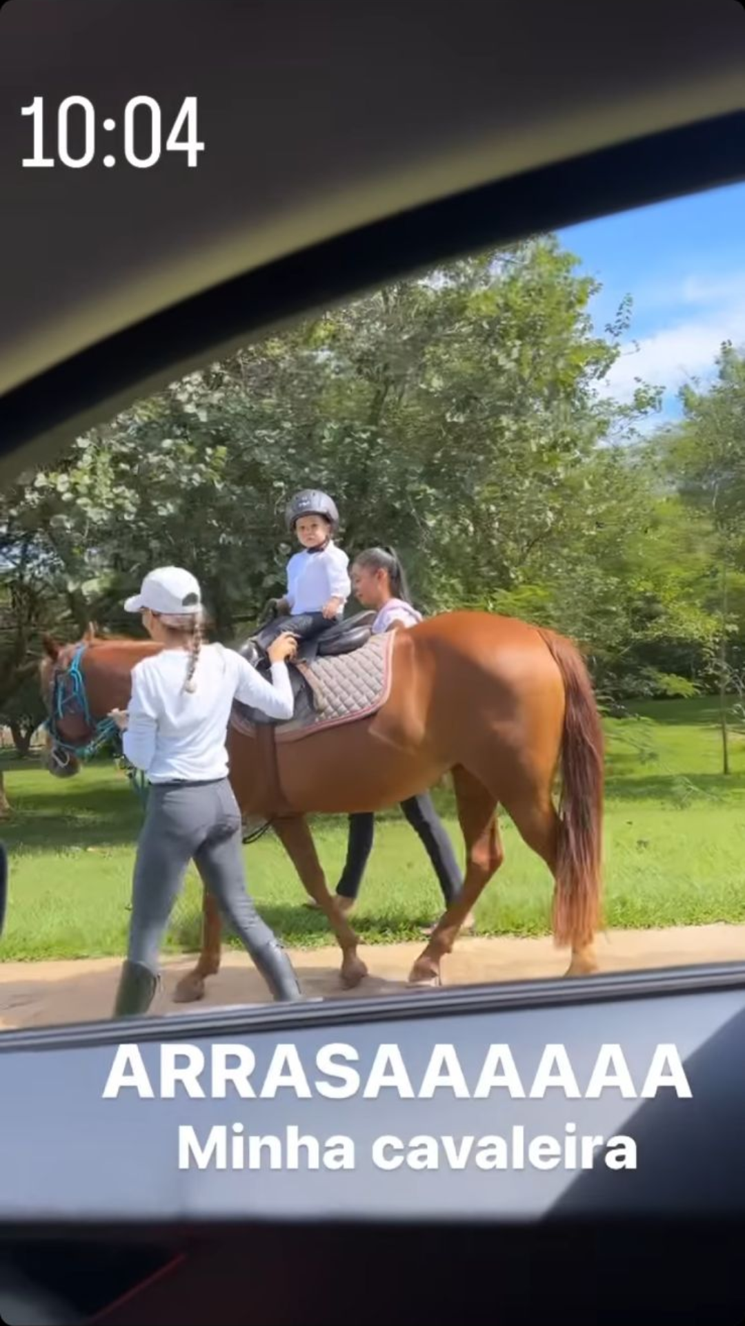 Maria Alice anda a cavalo