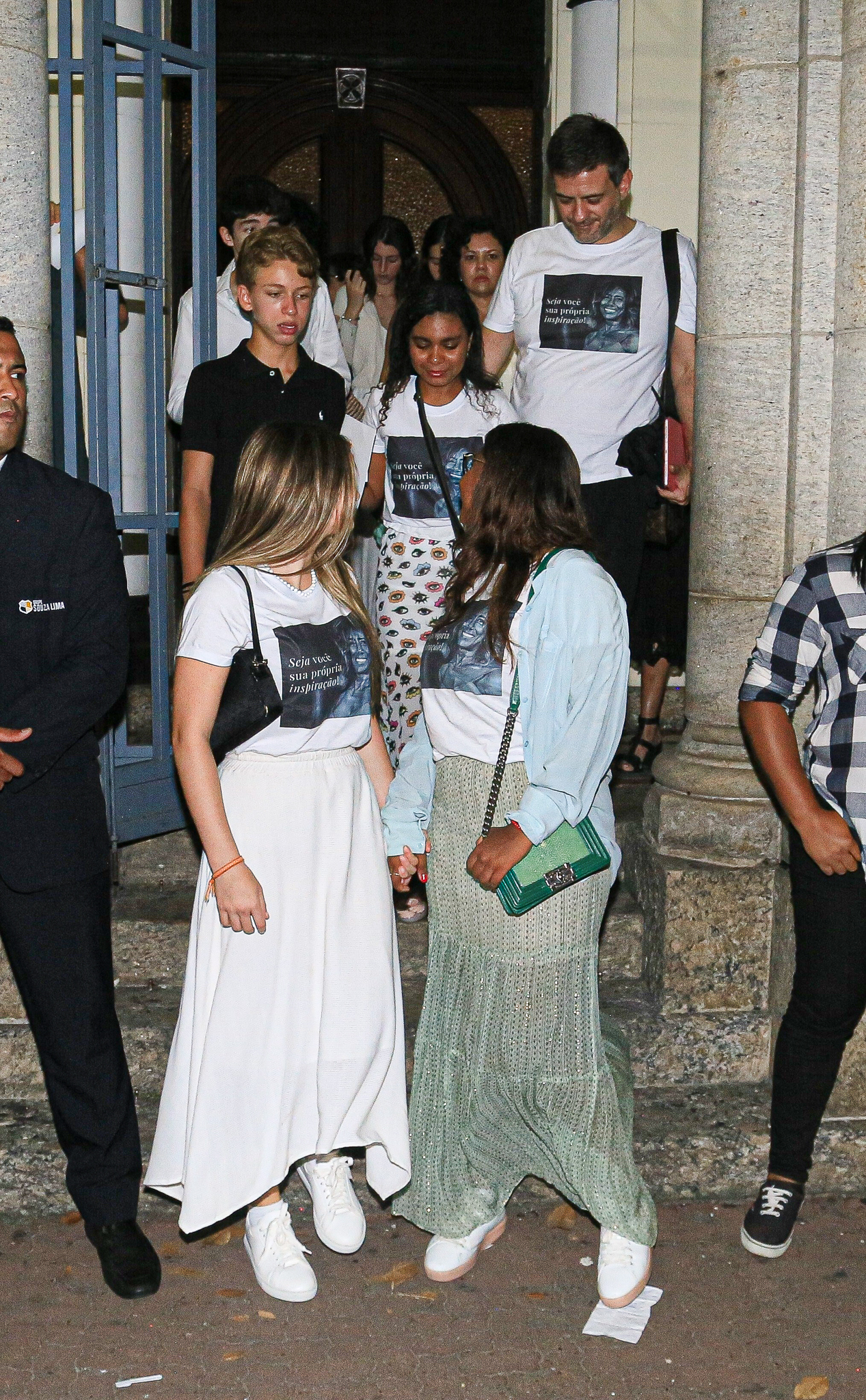 Filhas de Gloria Maria, Maria e Laura, na missa de sétimo dia