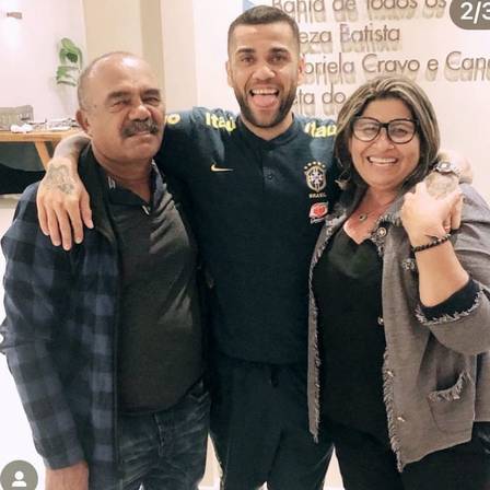 Daniel Alves com os pais