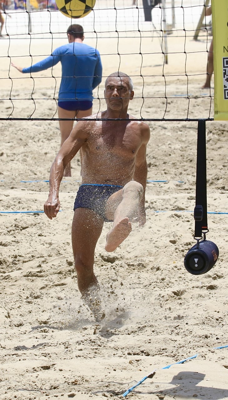 Romário jogando futevôlei - Créditos: Fabrício Pioyani / AgNews