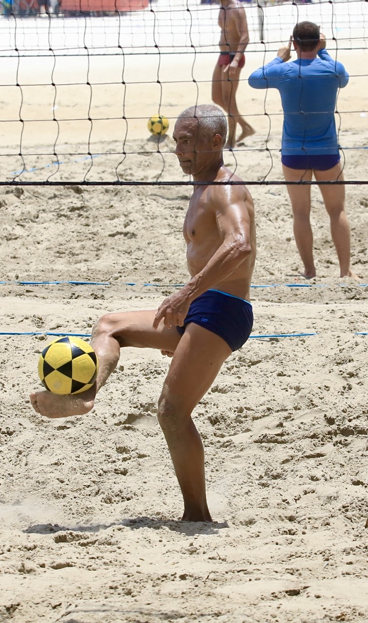 Romário jogando futevôlei - Créditos: Fabrício Pioyani / AgNews