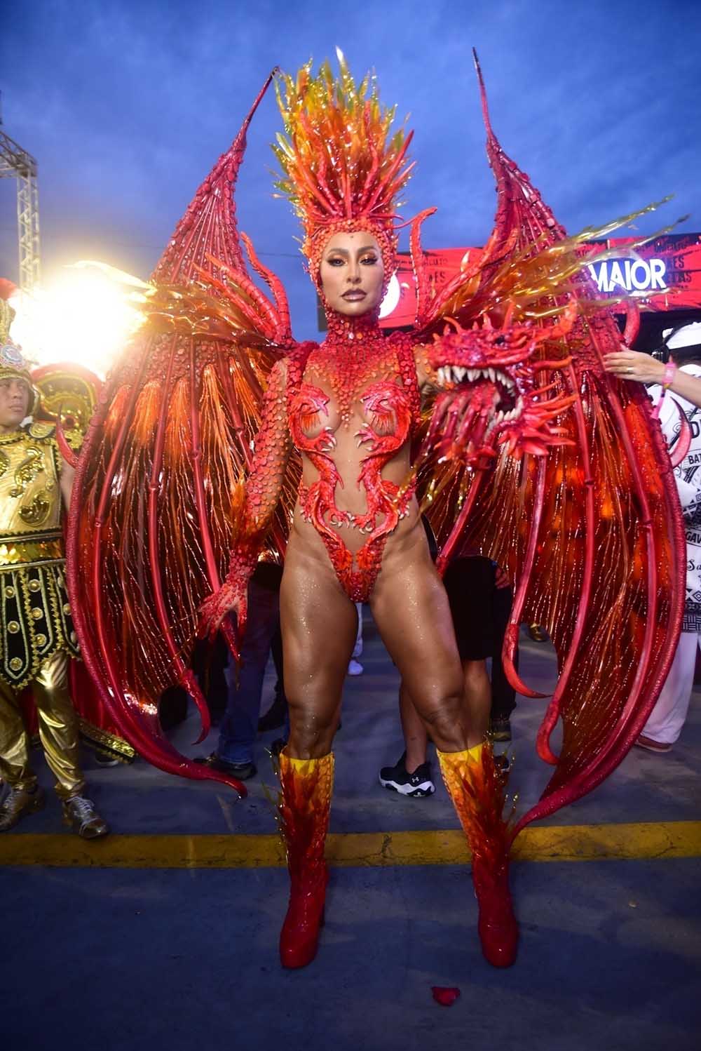 Divas colorem sambódromo do Anhembi em folia paulista