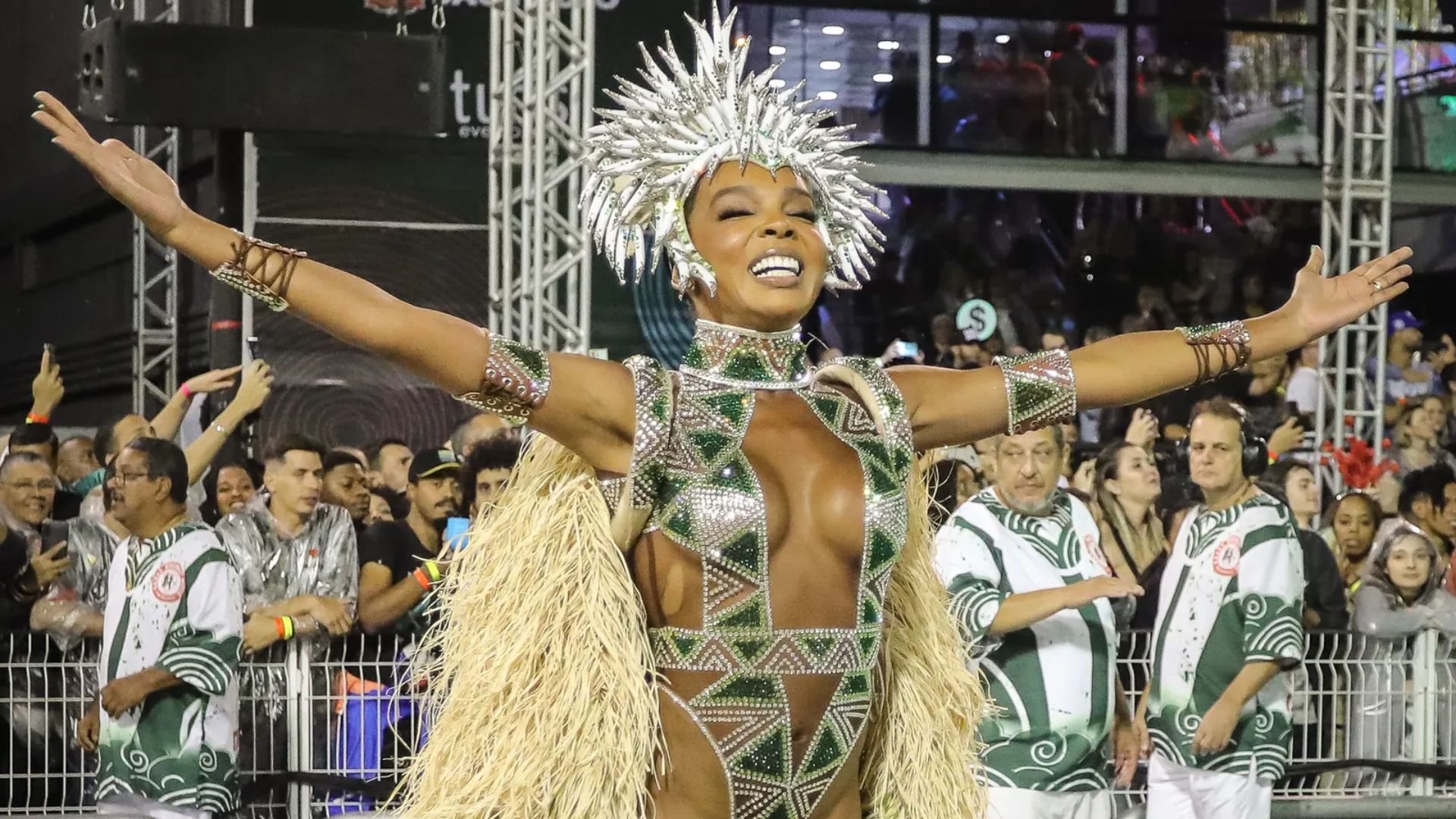 Thelma Assis foi destaque no desfile da Mocidade Alegre